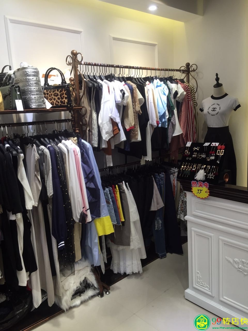 親仁旺角潮人坊三樓電梯旁服裝店轉(zhuǎn)讓 